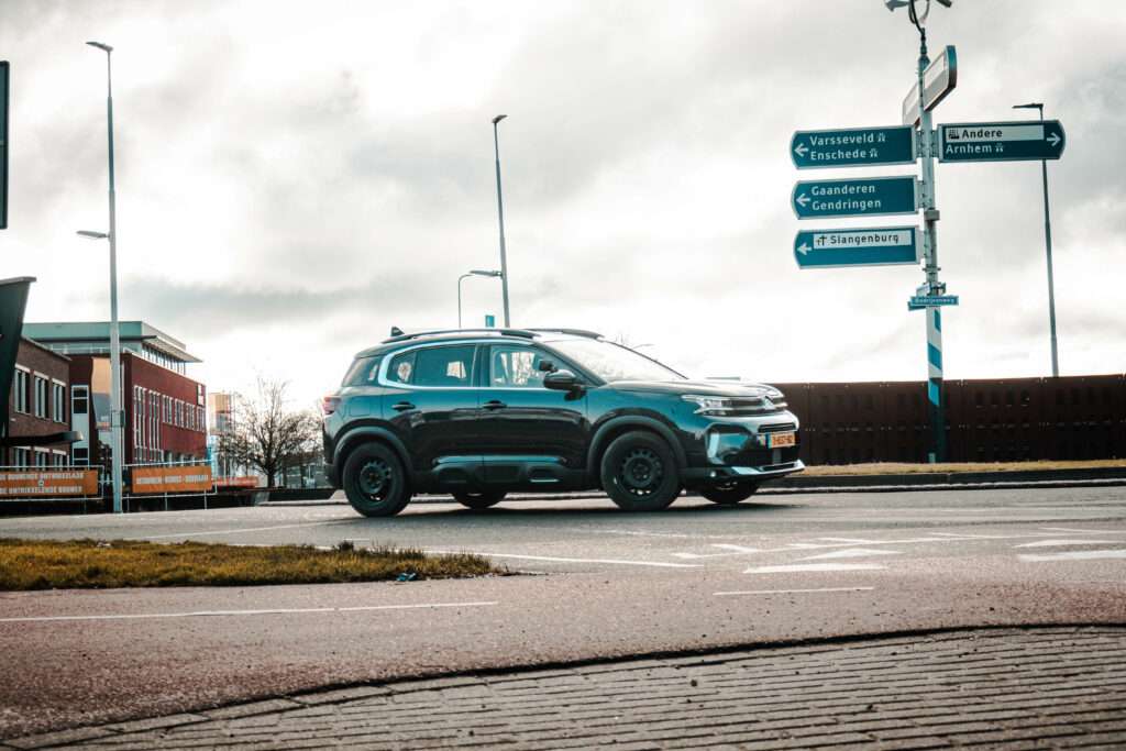 lesauto in terborg op rotonde
